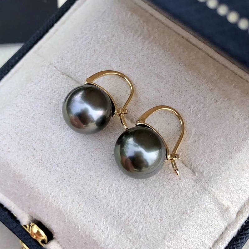 Genuine 18 karat gold solid earring hoops,Au750 stamped gold with natural tahitian black saltwater pearls, round green luster, 75% of gold